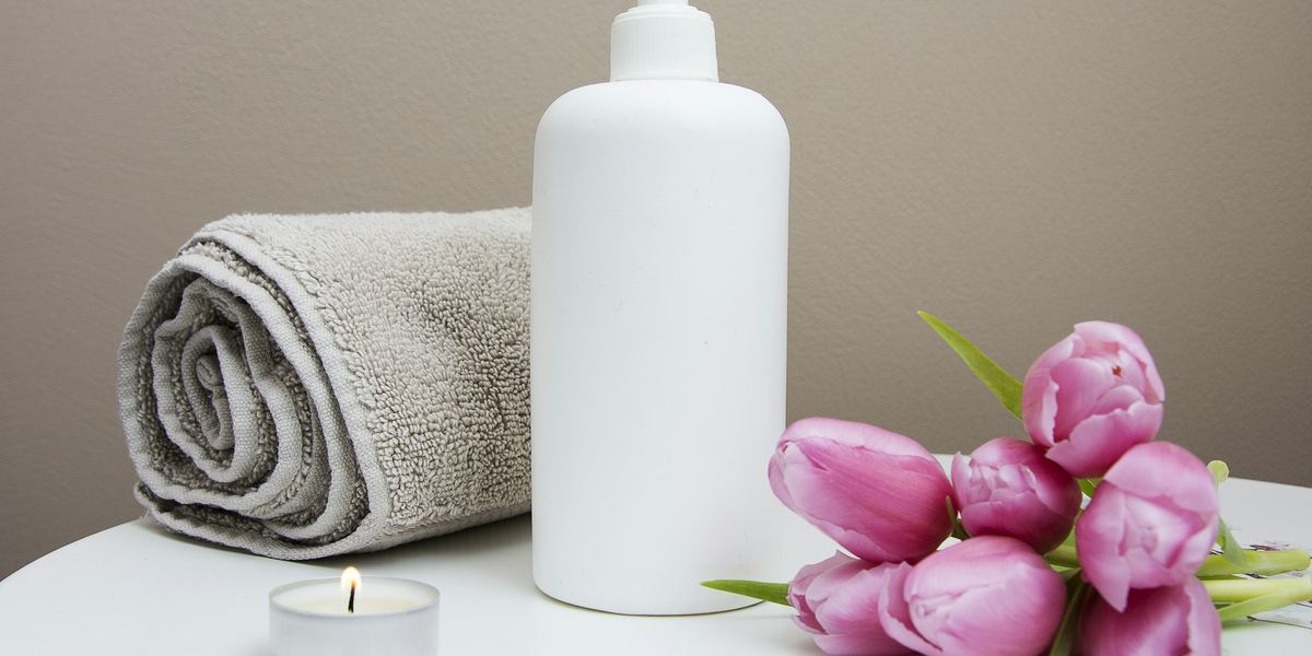 Ruhige Spa-Atmosphäre mit warmem Licht und Pflegeprodukten